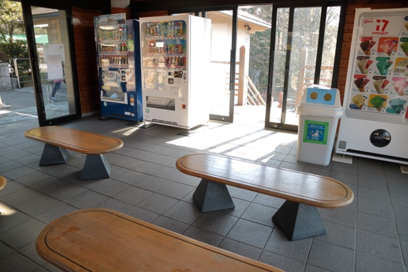 南口広場無料休憩所、奥は売店