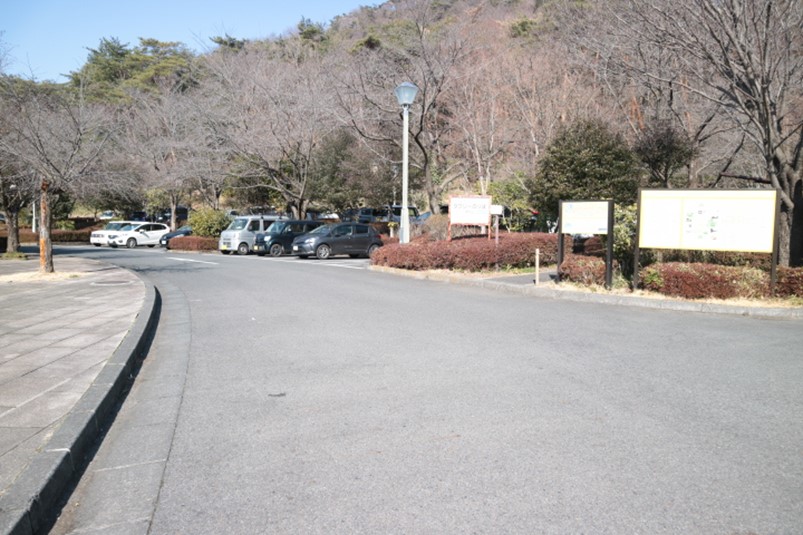 南口広場真横、南口駐車場の上段部