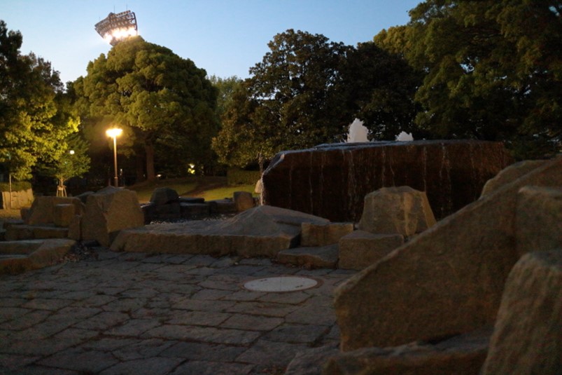 平塚市総合公園、夜間の流れの広場