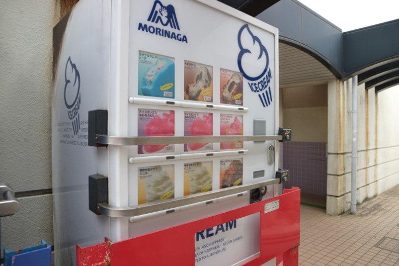 森永製の公園のアイス自販機