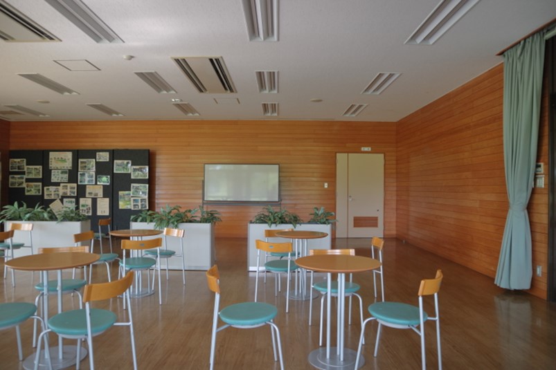 小山総合公園北側奥、ほたるの館学習館の無料の屋内休憩所