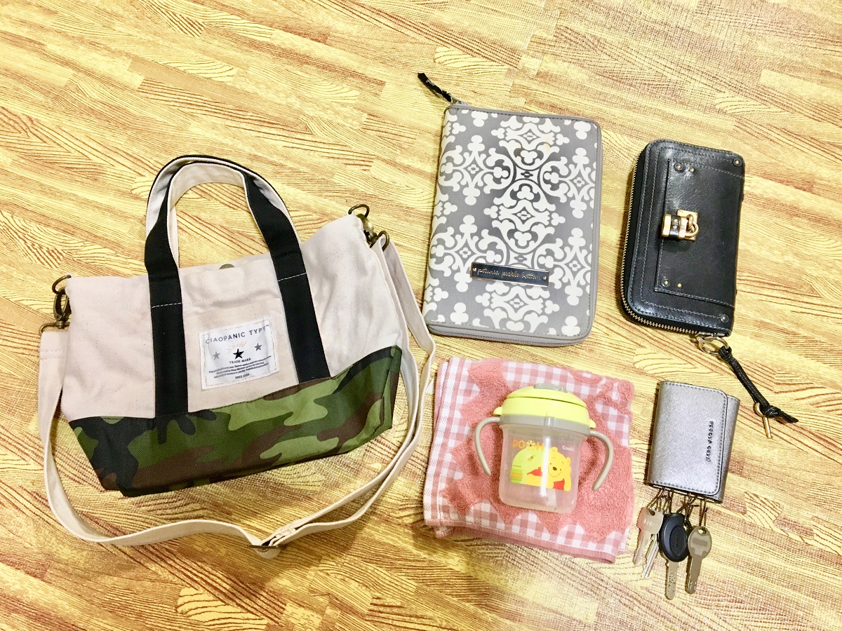 子どもの病院に行くときのバッグの中身 荷物 母子手帳ケース 子ども用マグ 鍵 財布 ハンドタオル