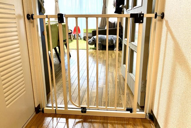 ワンオペ二人目育児の必需品と便利な育児グッズ リビングで過ごす時の必需品 ベビーゲート 日本育児