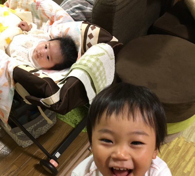 ワンオペ二人目育児の必需品と便利な育児グッズ リビングで過ごす時の必需品 ハイローチェア コンビ