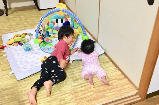 ワンオペ二人目育児の必需品と便利な育児グッズ リビングで過ごす時 あると便利 プレイジム